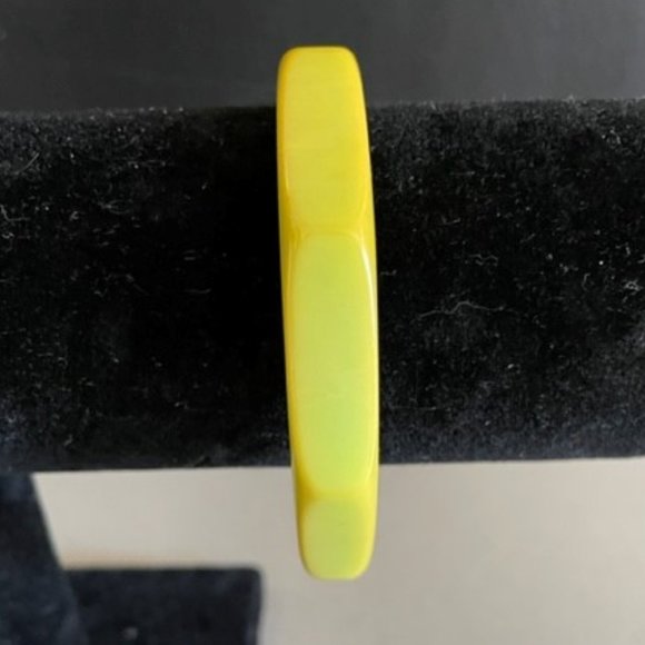 Bakelite Lime Green Hexagonal Bangle Bracelet Hints of Yellow Marbling 1/2 inch - Picture 2 of 10